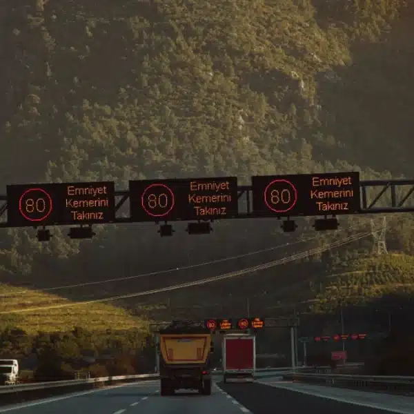 Autopista europea con señales electrónicas de límite de velocidad, en referencia al futuro limitador por satélite de la UE