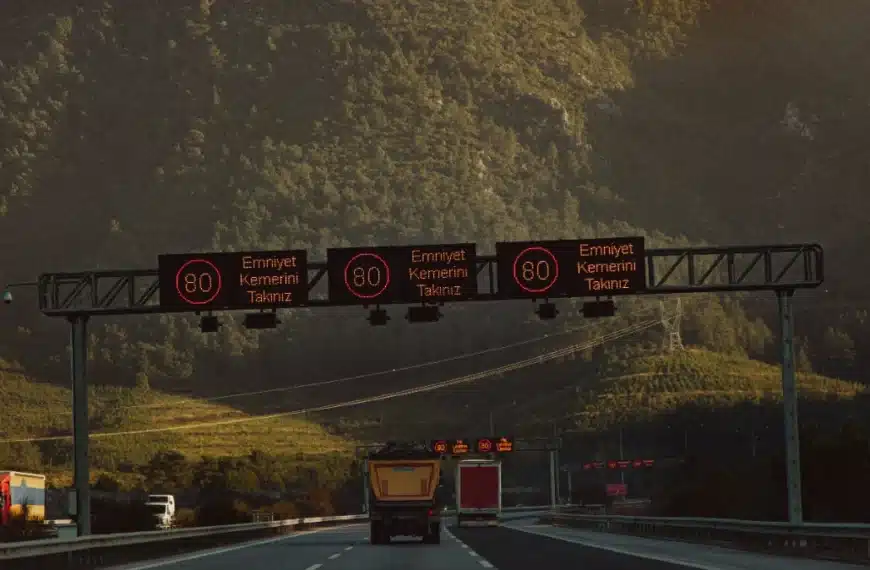Autopista europea con señales electrónicas de límite de velocidad, en referencia al futuro limitador por satélite de la UE