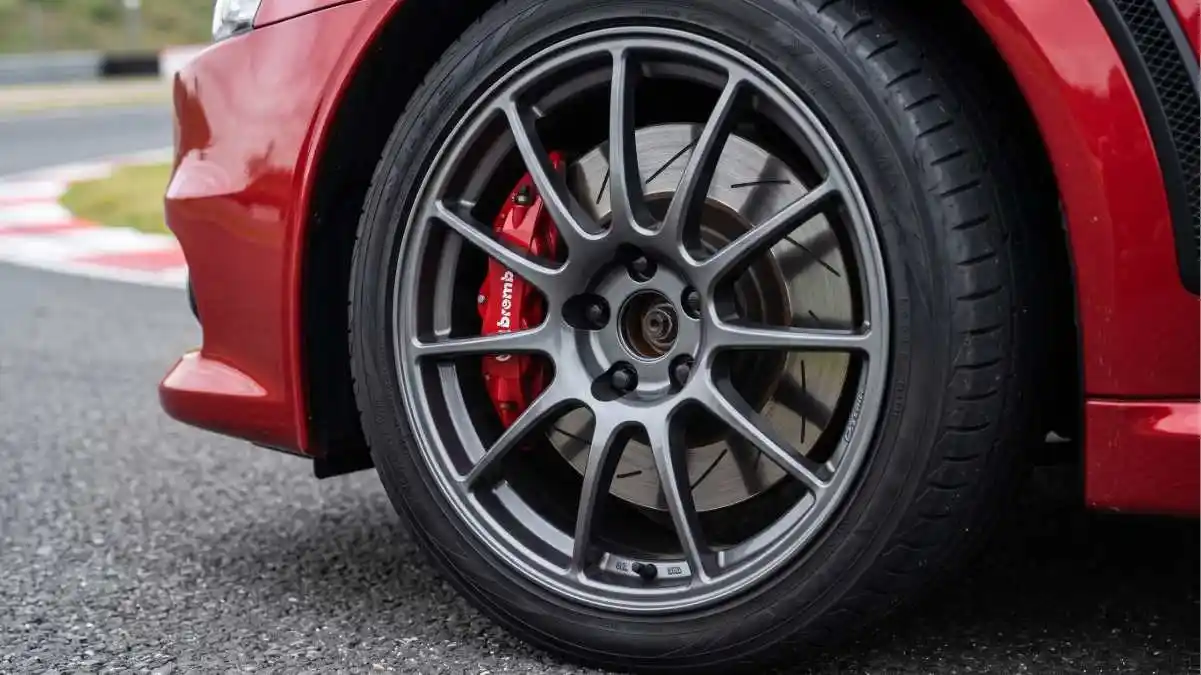 Llanta de aleación deportiva y pinza de freno Brembo en color rojo de un Mitsubishi Lancer Evo