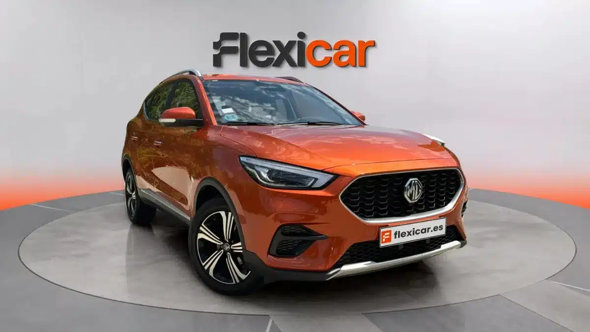 Vista tres cuartos delantera de un coche MG ZS naranja sobre plataforma giratoria