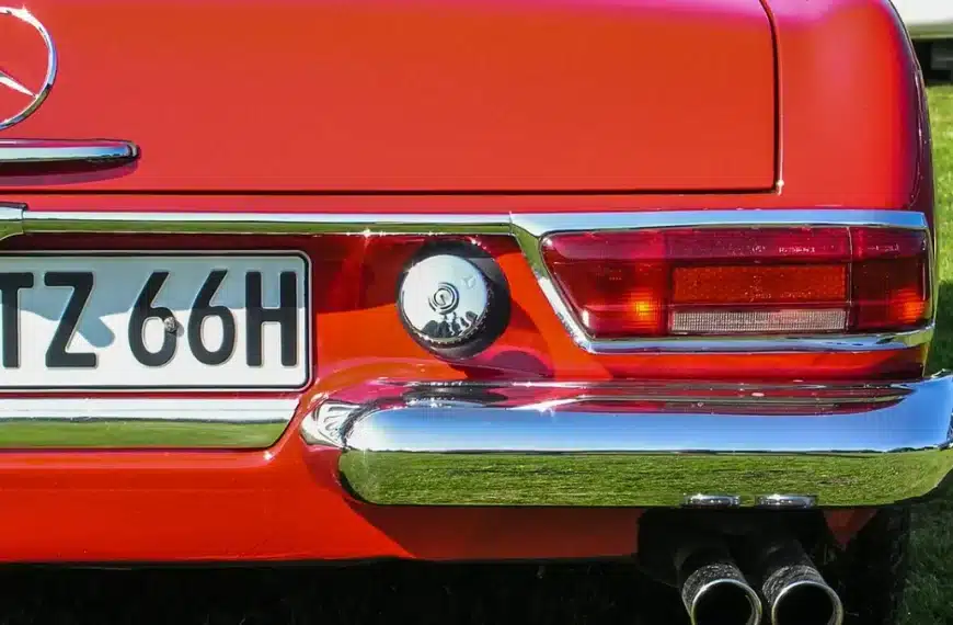 Parte trasera de un coche con matrícula europea y banda azul de la UE