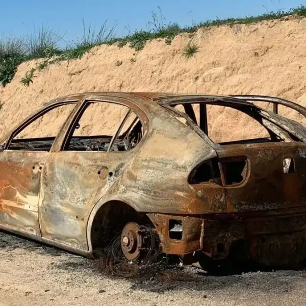 Coche siniestrado por un incendio