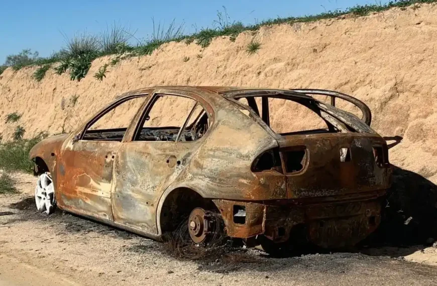 Coche siniestrado por un incendio