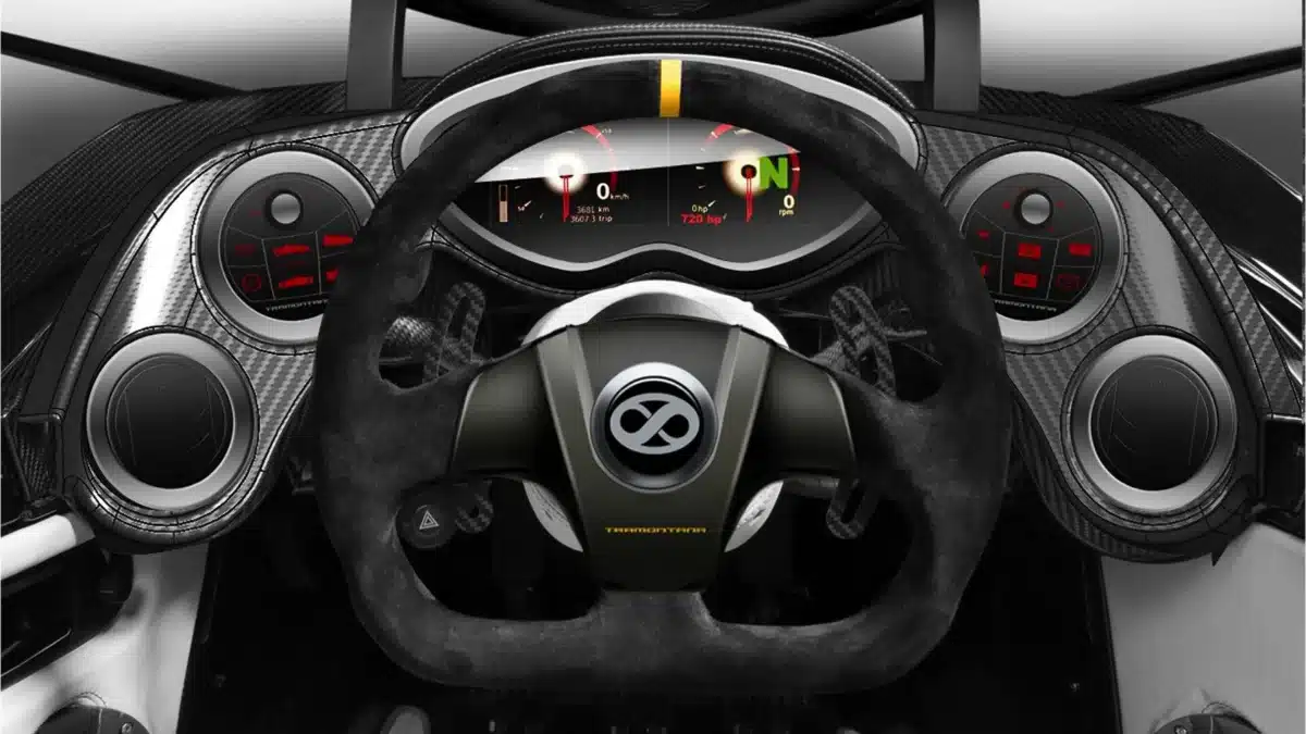 Interior y volante del Tramontana con cockpit en tándem