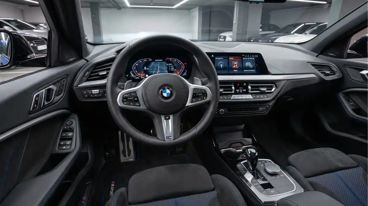 Puesto de conducción del BMW 118d con pantalla Live Cockpit, volante deportivo M y consola orientada