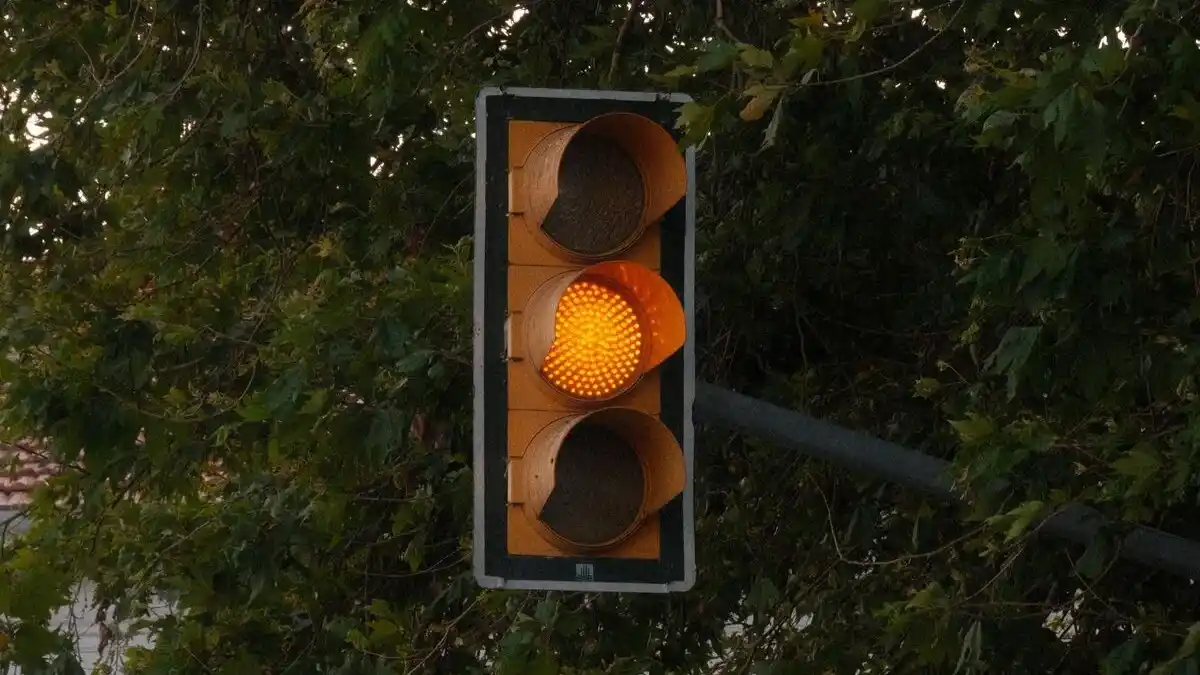 Semáforo en ámbar para los conductores