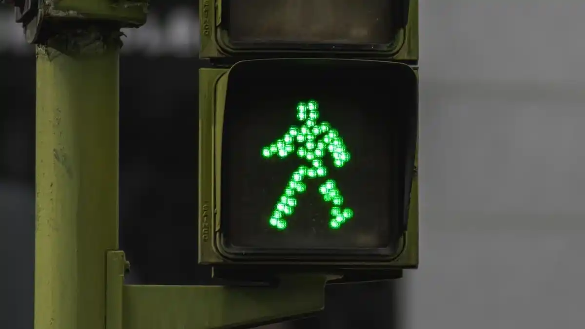 Semáforo en verde para que los peatones pasen