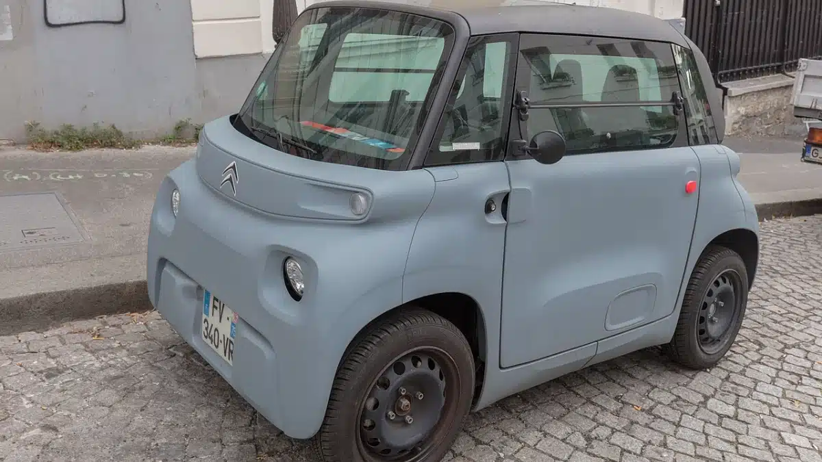 Citroën Ami, coche sin carnet eléctrico aparcado en ciudad