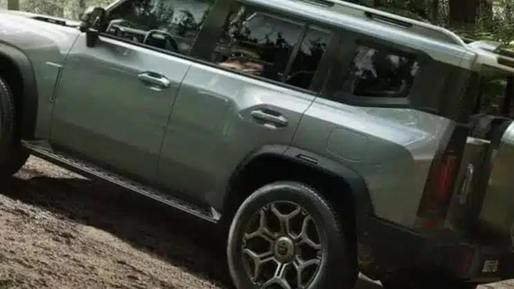 Vista lateral del Jetour Traveller, SUV chino de tres filas de asientos