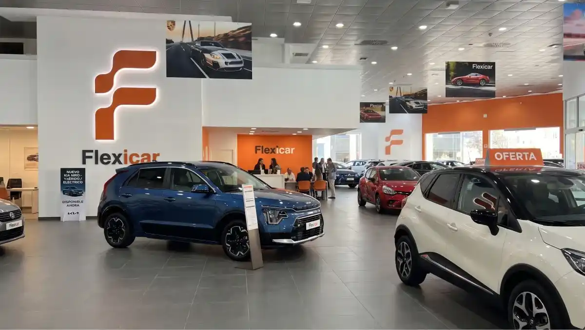 Nissan Qashqai de última generación con distintivo ECO expuesto en la zona comercial de Flexicar