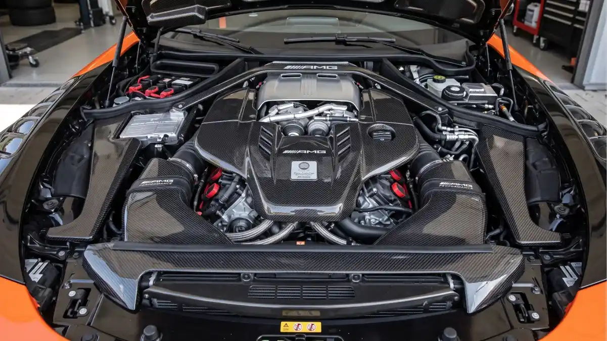 Vano motor del Mercedes-AMG GT Black Series mostrando la cubierta en fibra de carbono de la mecánica V8 M178 LS2