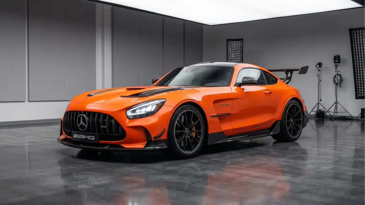 Mercedes-AMG GT Black Series en color Magmabeam naranja con componentes de fibra de carbono aparcado en estudio