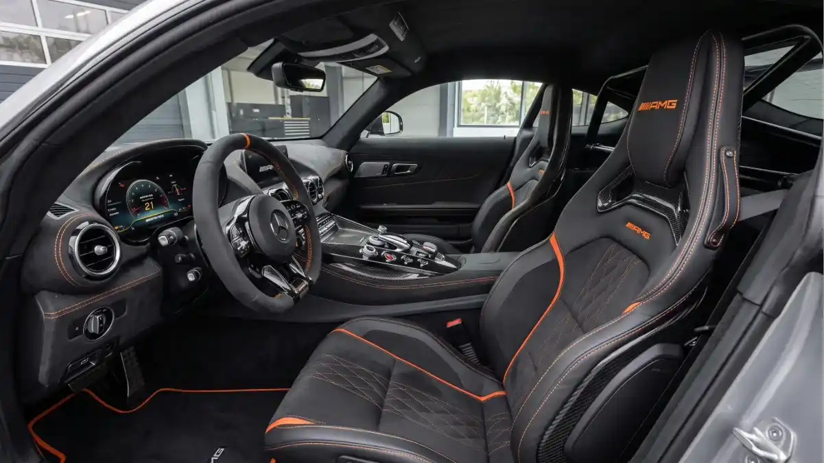 Interior con baquets de fibra de carbono tapizados en microfibra DINAMICA y costuras en naranja en el AMG GT Black Series