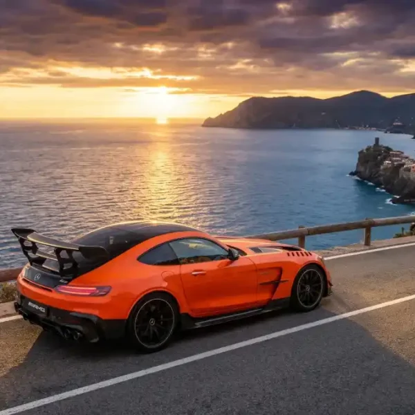 Mercedes-AMG GT Black Series en color Magmabeam naranja con componentes de fibra de carbono por carretera nacional costera
