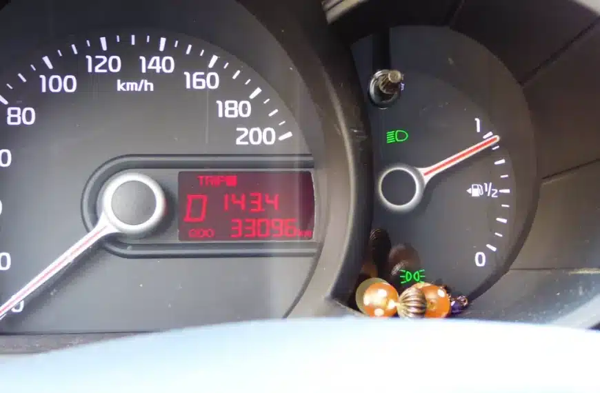 Velocímetro de coche con escala en millas por hora y km/h