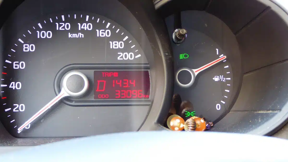 Velocímetro de coche con escala en millas por hora y km/h