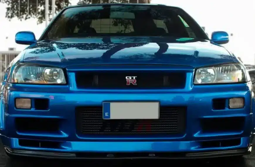 Nissan GT-R R34 en su famoso color Bayside Blue, vista frontal