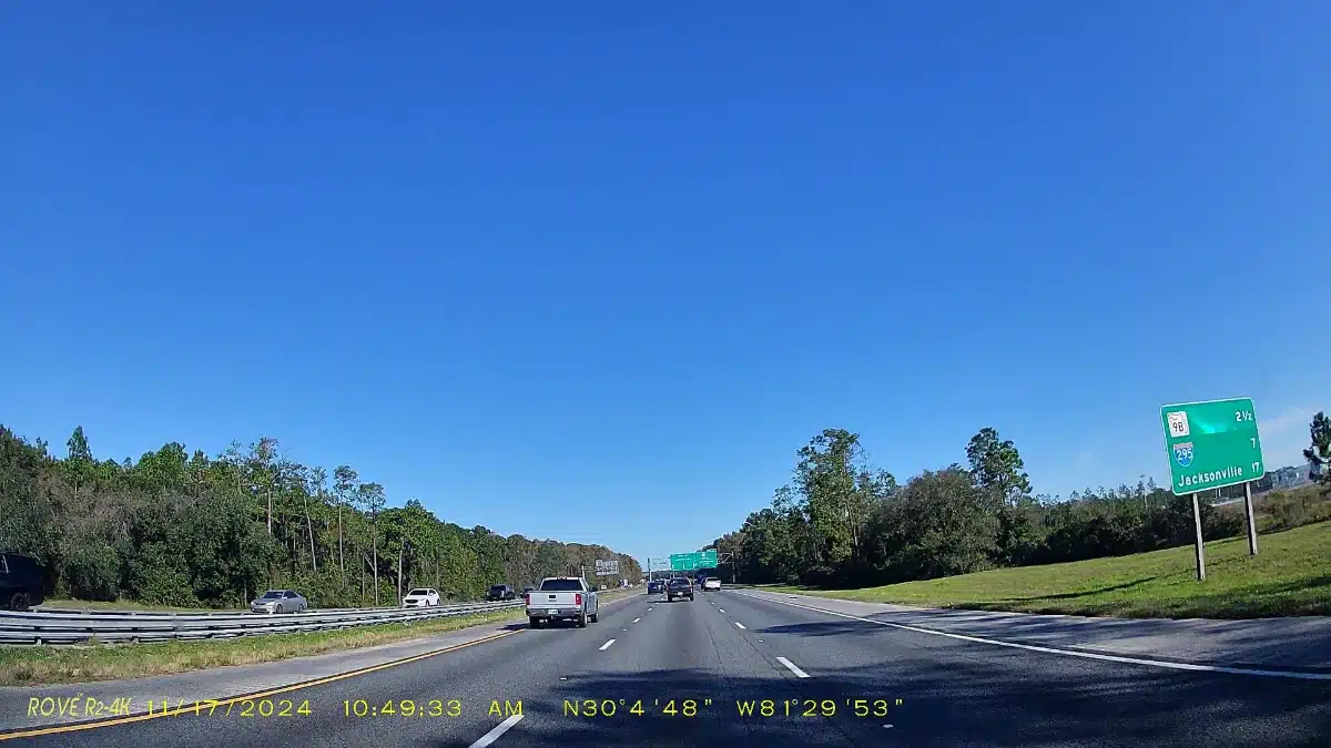 Señal de distancia en una autopista indicada en millas