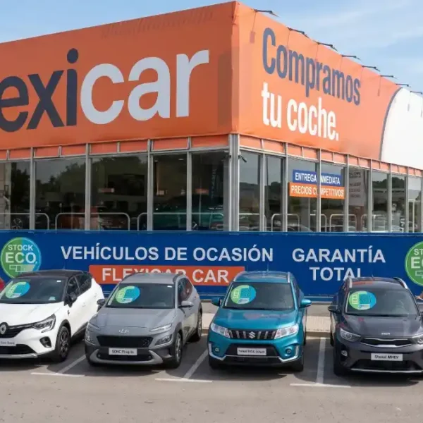 Alineación de todocaminos urbanos y compactos con etiqueta ECO expuestos en un concesionario Flexicar
