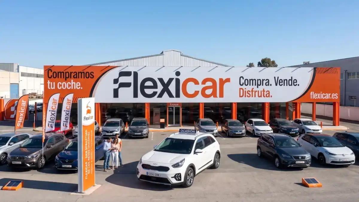 Kia Niro híbrido de segunda mano revisado en color blanco aparcado en un centro Flexicar