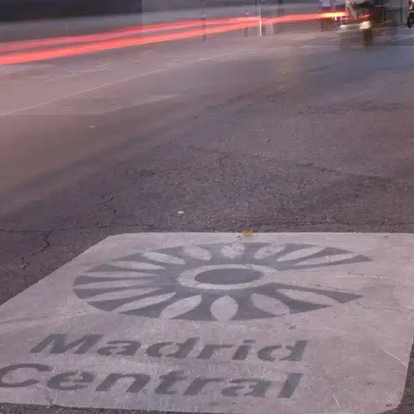 Zona de Bajas Emisiones de Madrid Central señalizada en la calzada