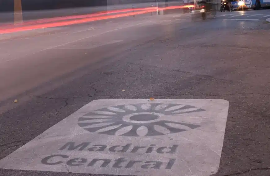 Zona de Bajas Emisiones de Madrid Central señalizada en la calzada