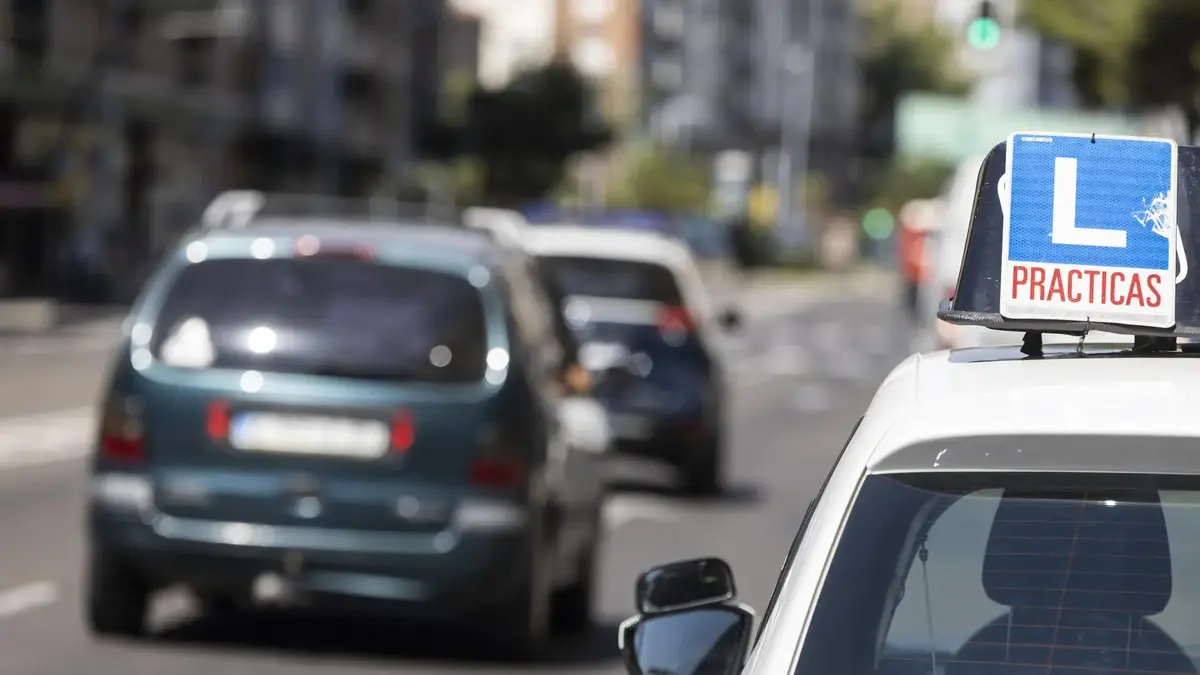 Coche en prácticas de la autoescuela
