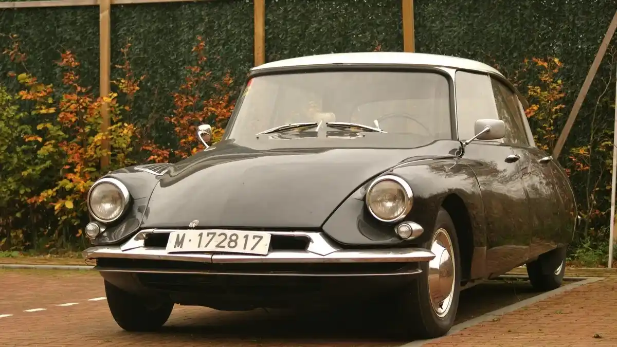 Citroën DS Tiburón de color oscuro vista frontal