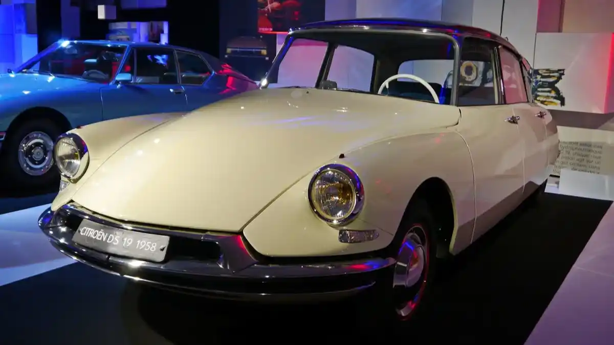 Citroën DS 19 de 1958 blanco expuesto en museo