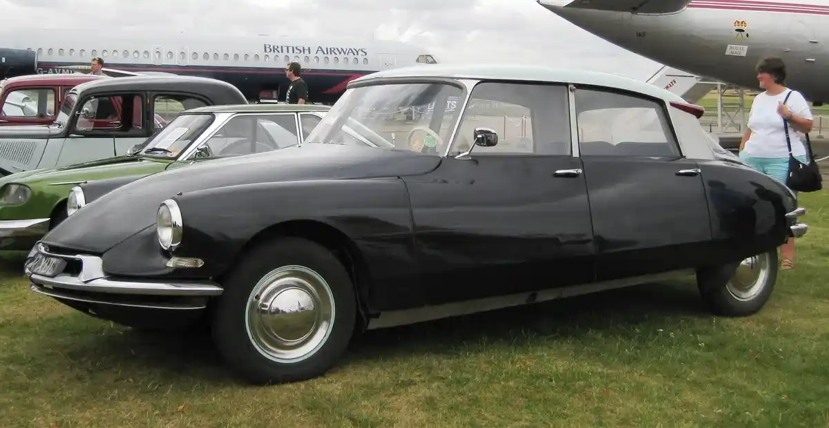 Citroën DS Tiburón negro vista lateral de perfil