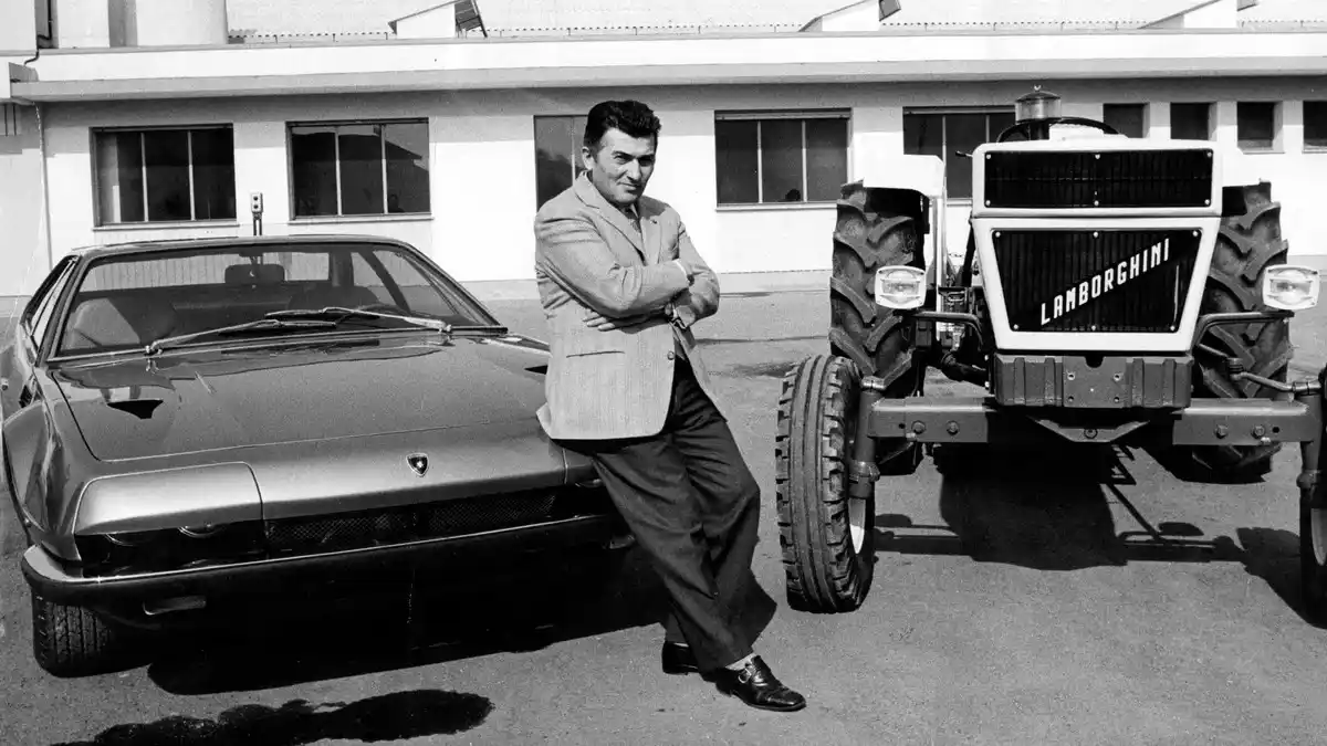 Ferruccio Lamborghini con uno de sus coches y un tractor