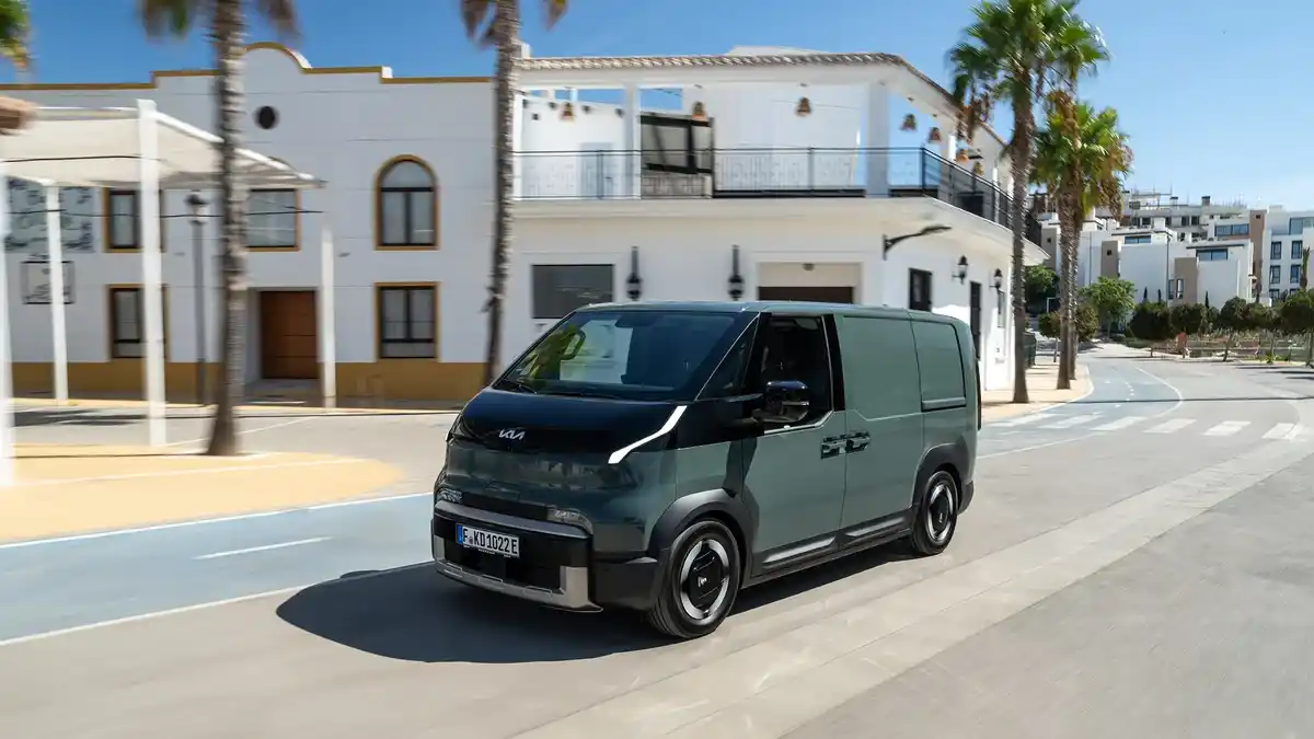 El KIA PV5 circulando por la calle