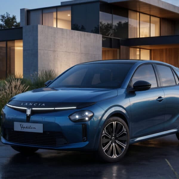 Frontal del nuevo Lancia Ypsilon en color azul marino con la parrilla iluminada calice LED de diseño contemporáneo