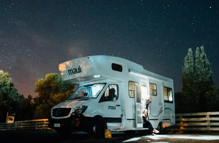 Autocaravana aparcada en plena naturaleza