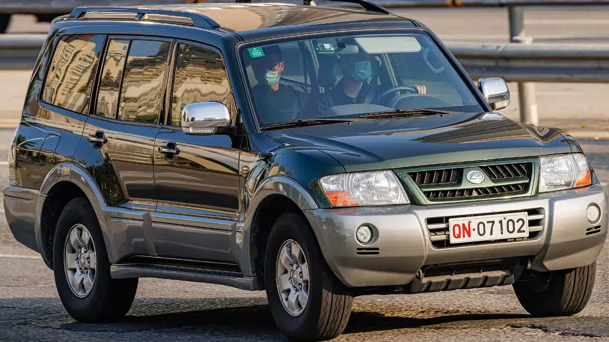 Mitsubishi Pajero Montero en carretera