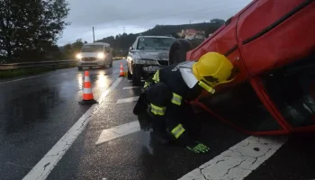 Profesionales ayudando en un accidente cuya víctima podrá llamar al 018