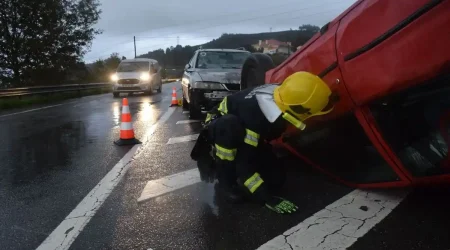 Profesionales ayudando en un accidente cuya víctima podrá llamar al 018
