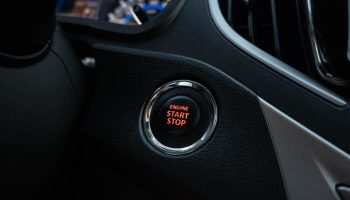 Primer plano del botón start-stop del motor, el punto donde se conecta el alcolock