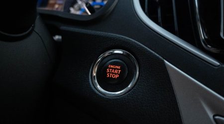 Primer plano del botón start-stop del motor, el punto donde se conecta el alcolock