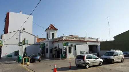 Estación de servicio en España con coches repostando