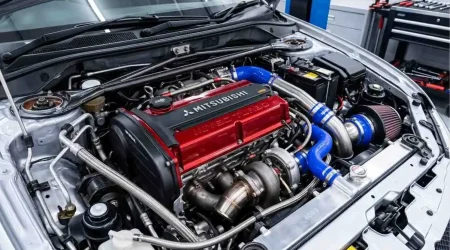 Detalle del motor 2.0 Turbo 4G63T de un Mitsubishi Lancer Evolution IX con tapa de culata en color rojo