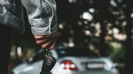 Comprador sosteniendo la llave de su coche tras completar la transferencia