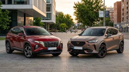 Comparativa frontal entre un Hyundai Tucson rojo y un Cupra Formentor gris mate estacionados en entorno urbano
