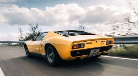 Parte trasera del Lamborghini Miura circulando por una carretera