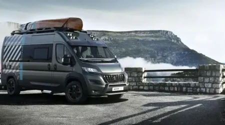 Furgoneta 4x4 aparcada en un entorno de montaña