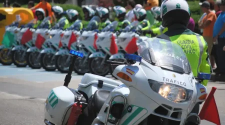Agentes de la Guardia Civil de Tráfico en carretera