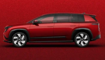 Skoda Peaq visto de perfil sobre fondo rojo en un decorado de estudio