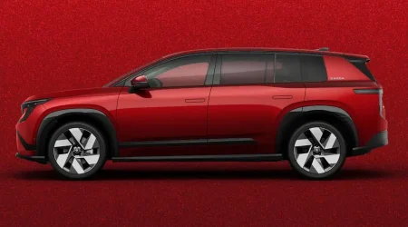 Skoda Peaq visto de perfil sobre fondo rojo en un decorado de estudio