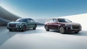 Dos de los coches de la marca china Hongqi