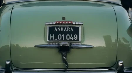 Coche con matrícula histórica